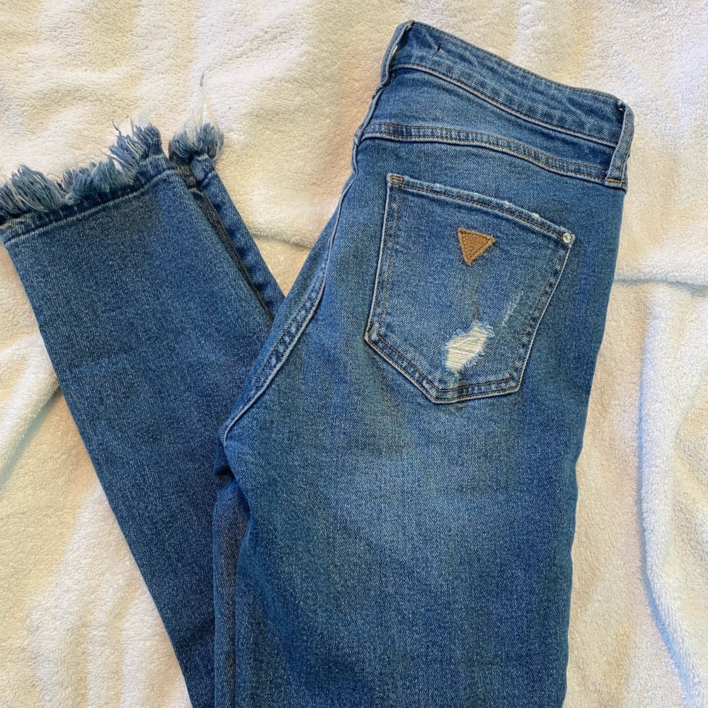 Guess 1981 Skinny. High waisted